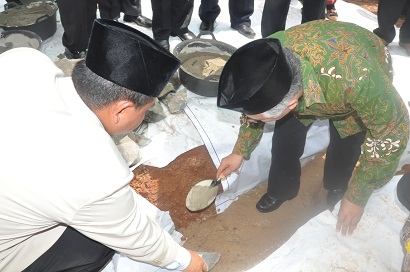 Peletakan Batu Pertama Oleh Bapak Prof. DR. M. Din Syamsuddin, MA