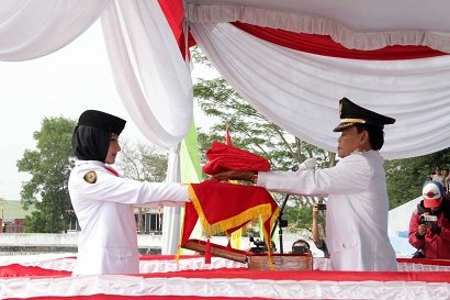 Frisya Pradasari, Siswi Farmasi SMK Muhammadiyah 3 Metro Terpilih Menjadi Pembawa Baki Duplikat Bendera Pusaka Kota Metro Tahun 2017